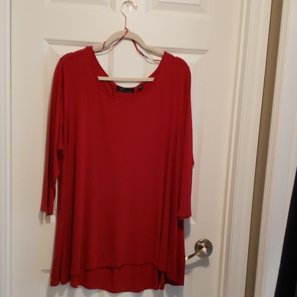 Red 3/4 sleeve top w/back pleat & round neck